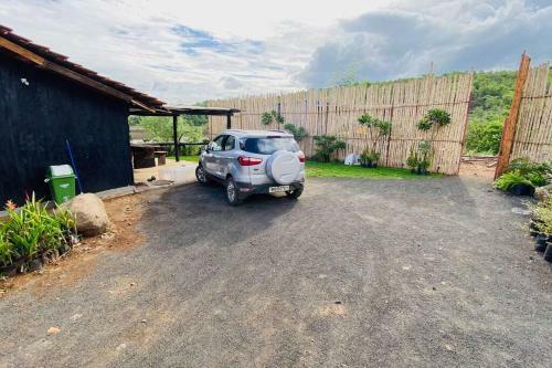 Cliff Cabin With Lake View At Karjat