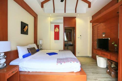 Three-bedroom Pool Villa Only 250m From The Beach
