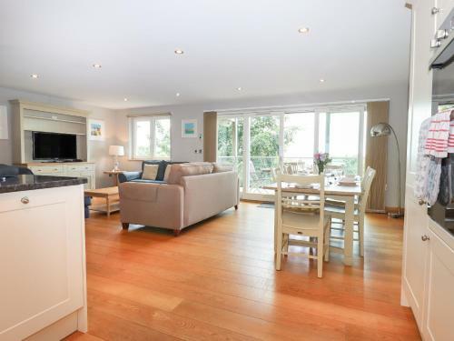 Swandown, 18 Netherhaye