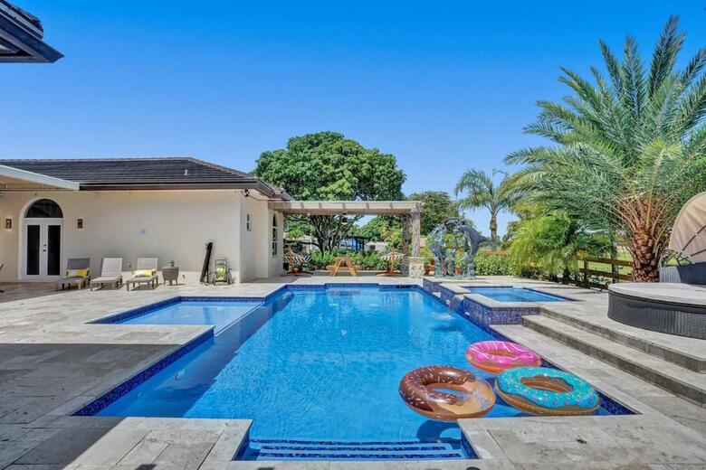 8-br With Pool & Mini-golf & Soccer