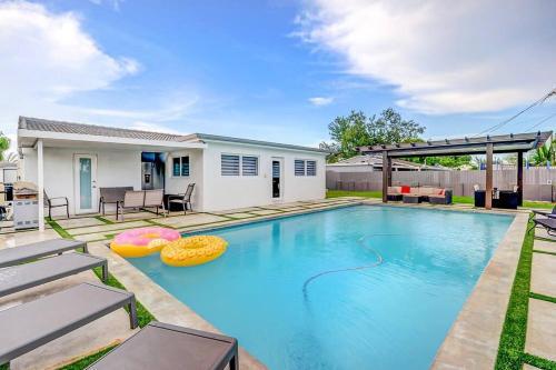 Cozy Paradise,with Heated Pool,near Airport