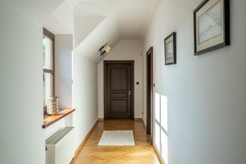 Villa Lakeland Residence