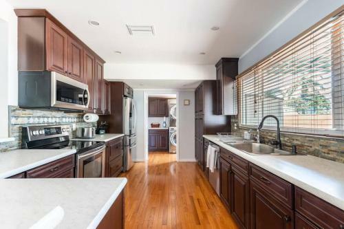 Lovely 3br House - 7 Min From Downtown