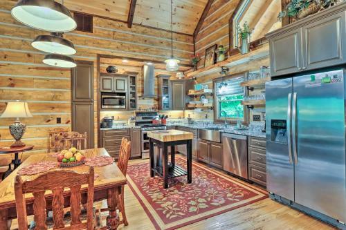 Spacious Blue Ridge Cabin With Private Hot Tub!