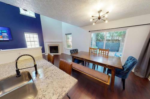 Modern 3 Bed/2.5 Bath House (recently Renovated)