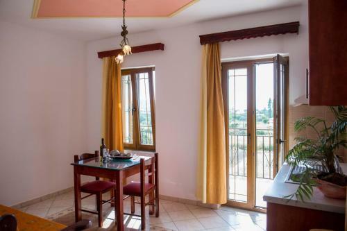 Hostal Room In Apartment - A Spacious And Bright Studio With Balcony