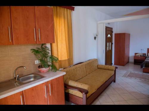 Hostal Room In Apartment - A Spacious And Bright Studio With Balcony