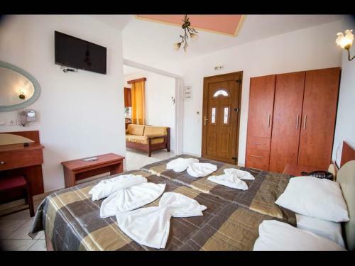 Hostal Room In Apartment - A Spacious And Bright Studio With Balcony