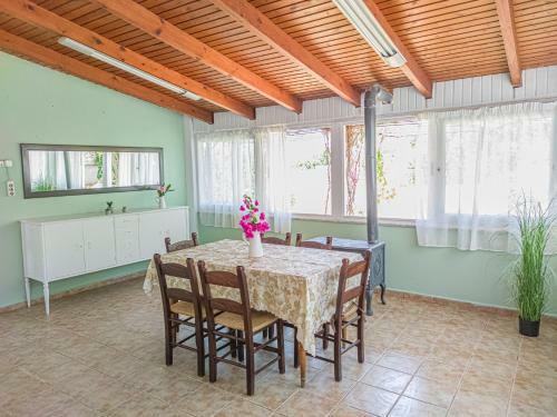Cosy Apartment - 6 Minutes Walk To The Beach!