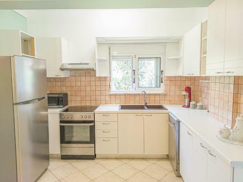 Cosy Apartment - 6 Minutes Walk To The Beach!