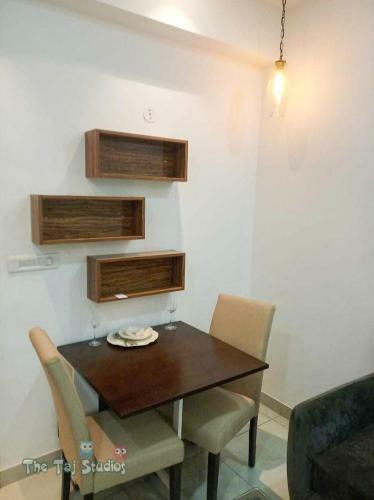 City Center ? Luxuries Studio Apartment In Mall - By Taj Studios