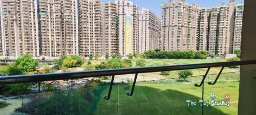 City Center ? Luxuries Studio Apartment In Mall - By Taj Studios