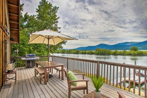 Waterfront Cabin With 2 Boat Docks And Mtn Views!
