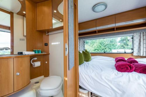 Cosy Caravan On Luxury Campsite
