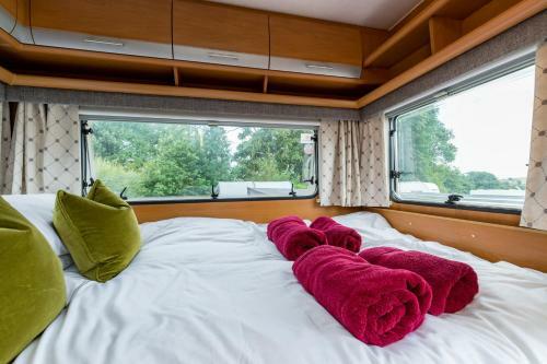 Cosy Caravan On Luxury Campsite
