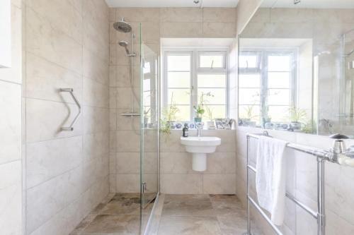 Stylish 2 Bedroom Apartment In Peaceful Richmond