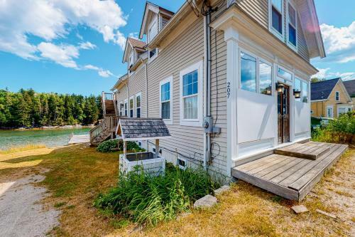 Lobster Cove Holmestead