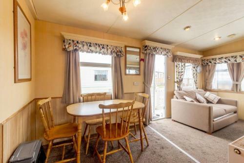 Spacious Caravan For Hire With Decking By The Beach In Suffolk Ref 40094nd