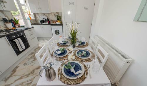 4 Bedrooms,2 Bathrooms House With Free Parking