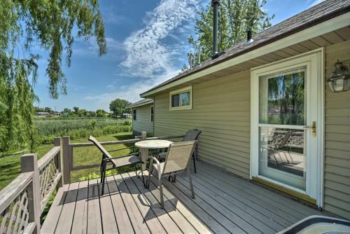 Cottage With Deck Situated On South Center Lake