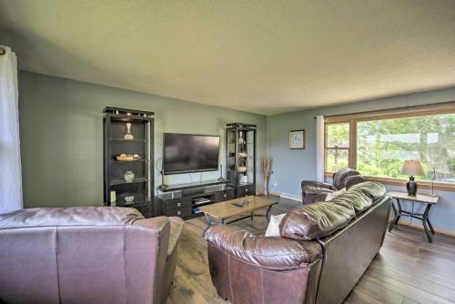 Cottage With Deck Situated On South Center Lake