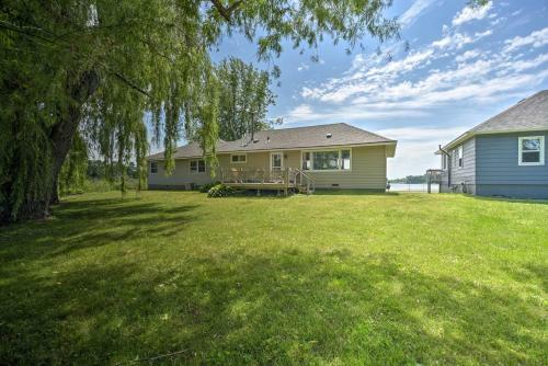 Cottage With Deck Situated On South Center Lake