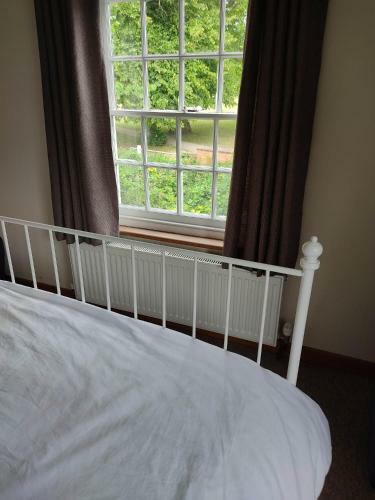 Quaint 3 Bedroom Cottage With Parking