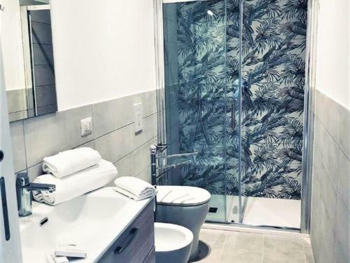 Modern Apartment, A Stone's Throw From The Sea