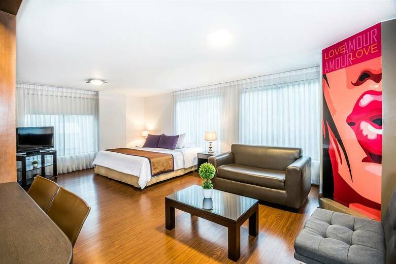 Lloyds Apartasuites Parque 93