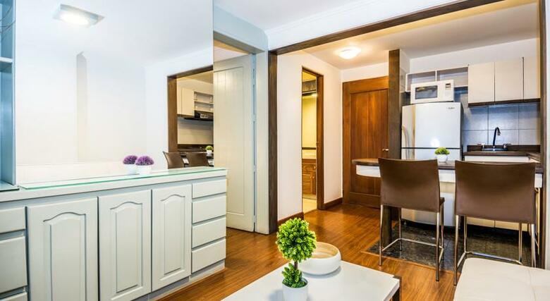 Lloyds Apartasuites Parque 93
