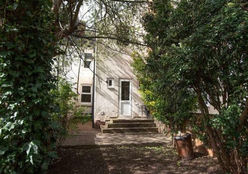 Homely 4 Bed, 3 Bath House, Spacious Backyard