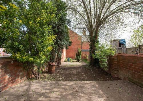 Homely 4 Bed, 3 Bath House, Spacious Backyard