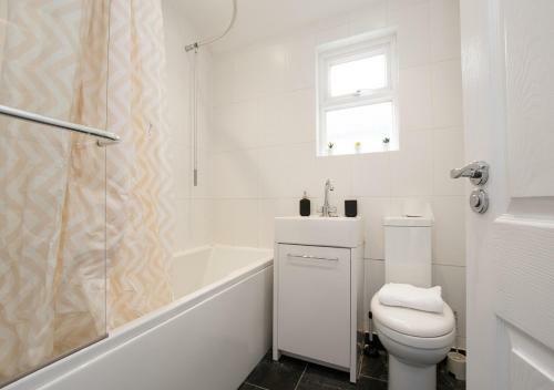 Homely 4 Bed, 3 Bath House, Spacious Backyard