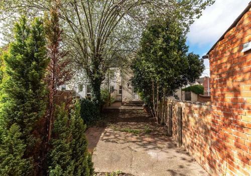 Homely 4 Bed, 3 Bath House, Spacious Backyard