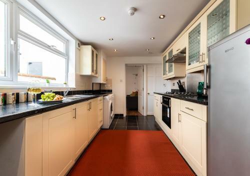 Homely 4 Bed, 3 Bath House, Spacious Backyard