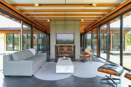 Modern Glass House With Pool & Catskill Views In Hudson Valley