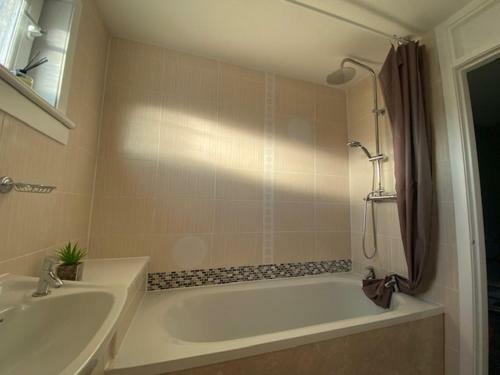 Burnt Island 2 Bed Apartment With Stunning Views