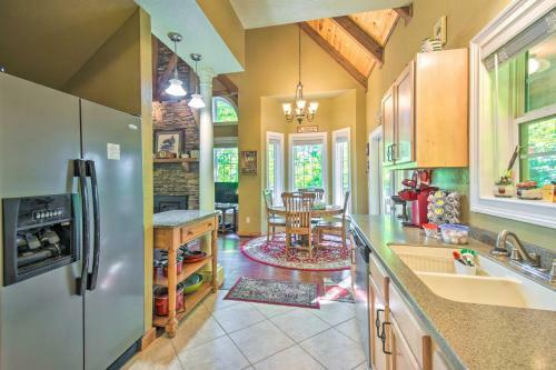 Pet-friendly Moutain Escape With Deck And Grill