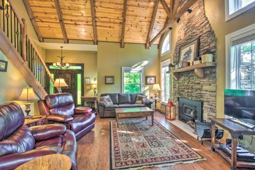 Pet-friendly Moutain Escape With Deck And Grill