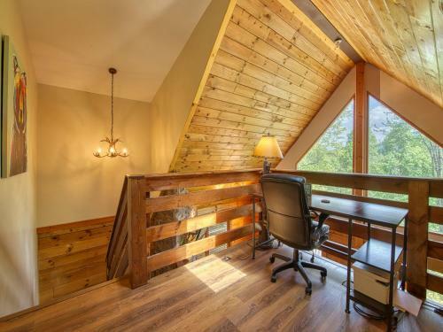 Mountain View Cabin Whot Tub, Game Room, Fire Pit