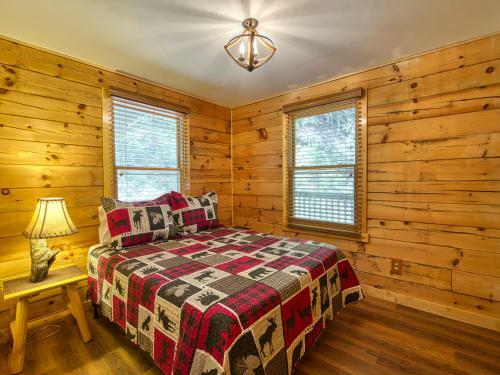 Mountain View Cabin Whot Tub, Game Room, Fire Pit