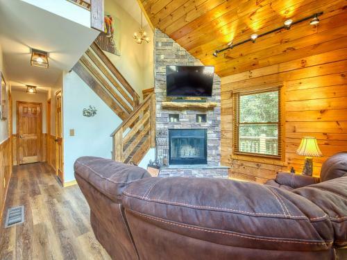 Mountain View Cabin Whot Tub, Game Room, Fire Pit