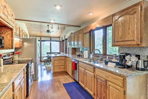 Spacious Murphy Cabin With Hot Tub And Large Deck