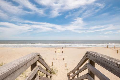 Blu Malibu By Oak Island Accommodations