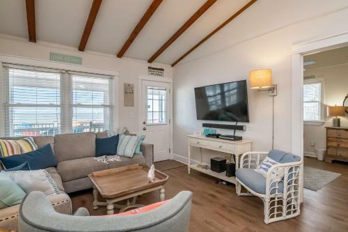 Blu Malibu By Oak Island Accommodations