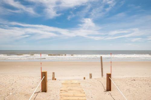 Blu Malibu By Oak Island Accommodations