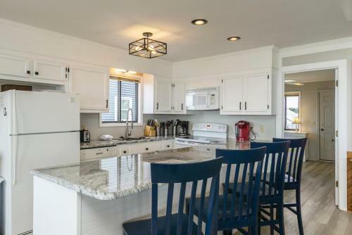 A Bella Vista By Oak Island Accommodations