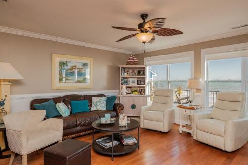 A Villa Roja By Oak Island Accommodations