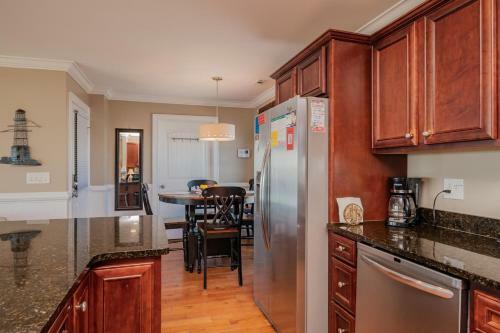 A Villa Roja By Oak Island Accommodations