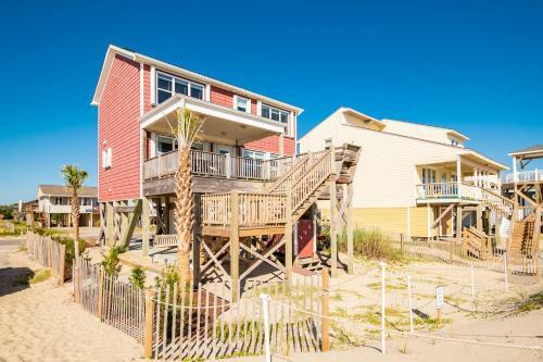 A Villa Roja By Oak Island Accommodations